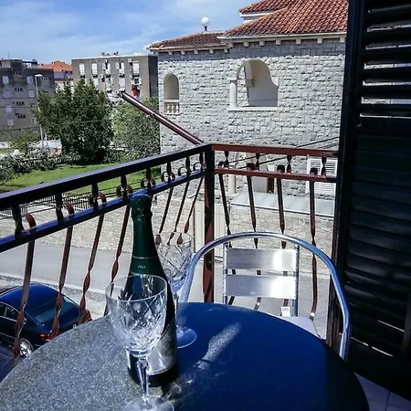 Specious App For 2 Close To Beach Apartment